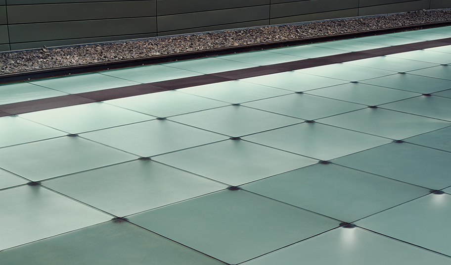 von unten beleuchteter Glasboden in der U-Bahn, begehbares Glas