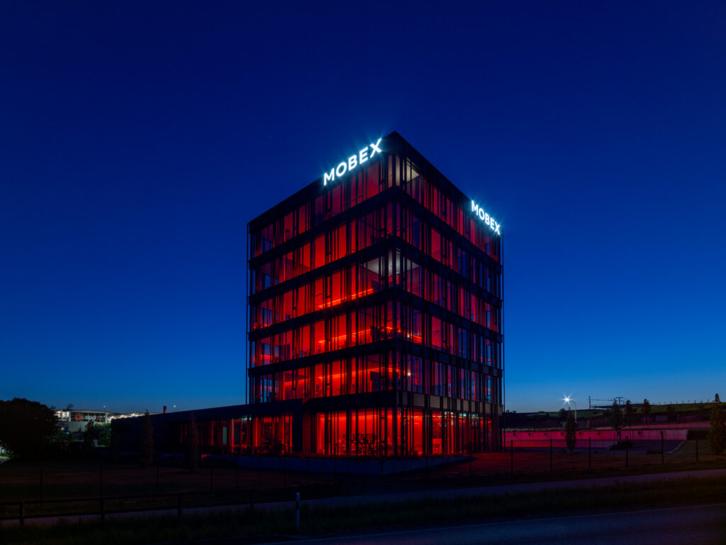 Mobex Nagold nachts Gebäude in Rot