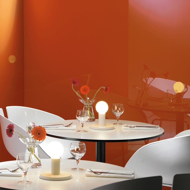 Wandverkleidung aus Glas, Restaurant Tisch